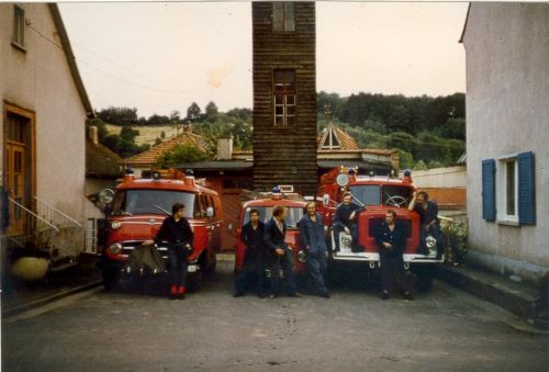 Fahrzeuge und Feuerwehrhaus Mitte 1970er